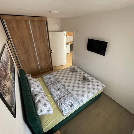 Apartman Dora 2 *